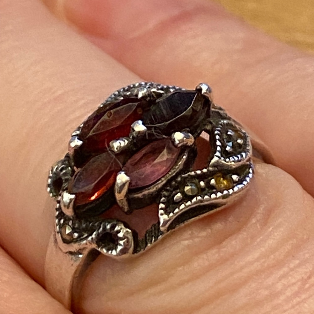 Vintage garnet & marcasite 925 sterling silver ring - Picture 2 of 11